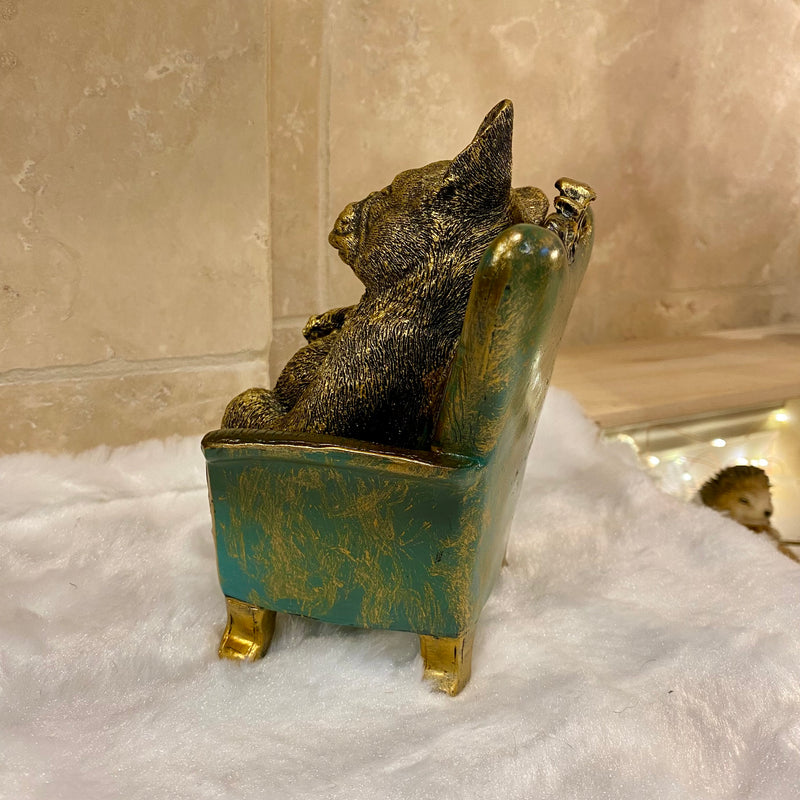 Figurine Bouledogue Français sur fauteuil vert et doré – Style baroque chic