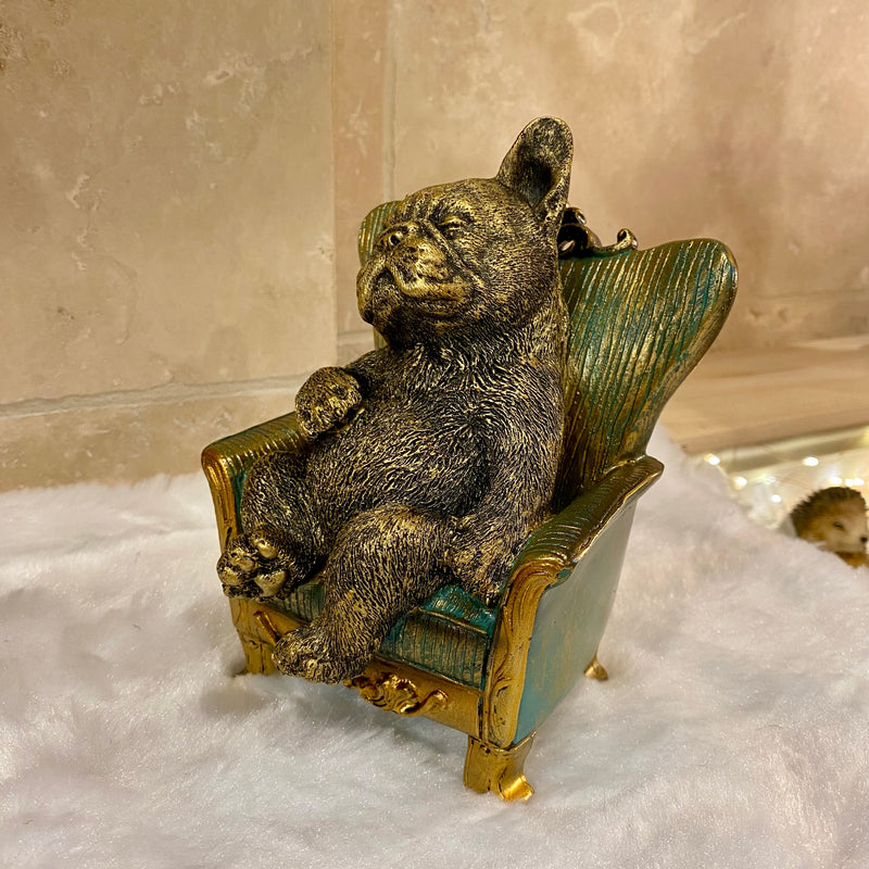 Figurine Bouledogue Français sur fauteuil vert et doré – Style baroque chic