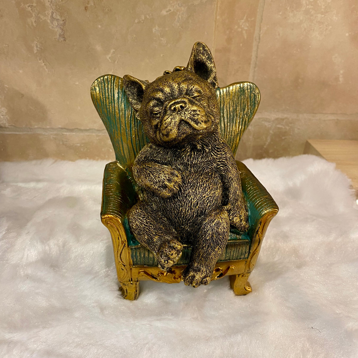 Figurine Bouledogue Français sur fauteuil vert et doré – Style baroque chic