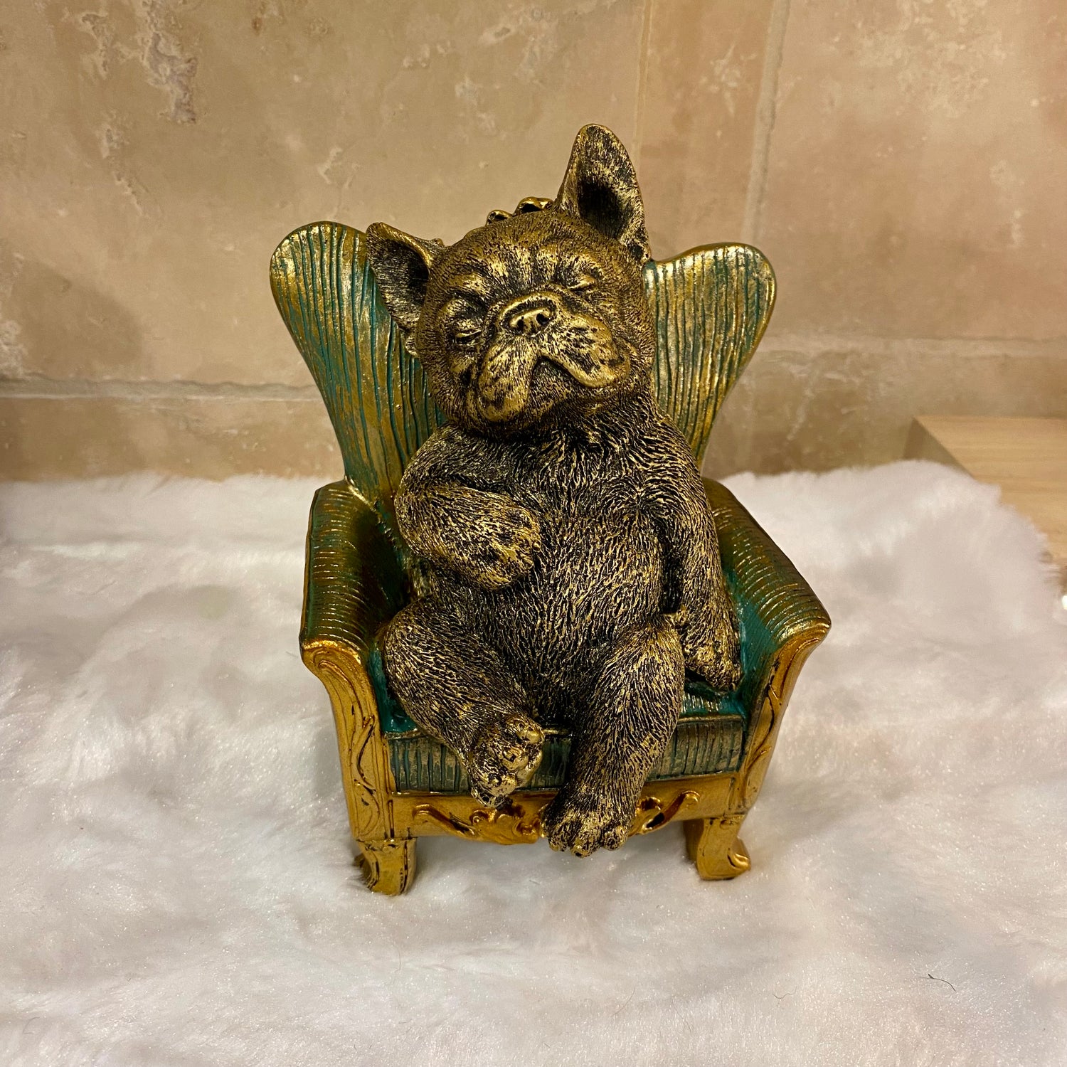 Figurine Bouledogue Français sur fauteuil vert et doré – Style baroque chic