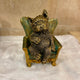 Figurine Bouledogue Français sur fauteuil vert et doré – Style baroque chic