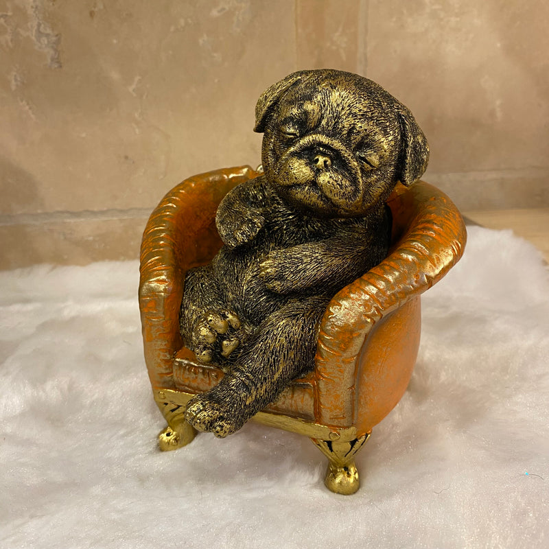 Figurine Carlin sur fauteuil orange et doré – Style baroque chic