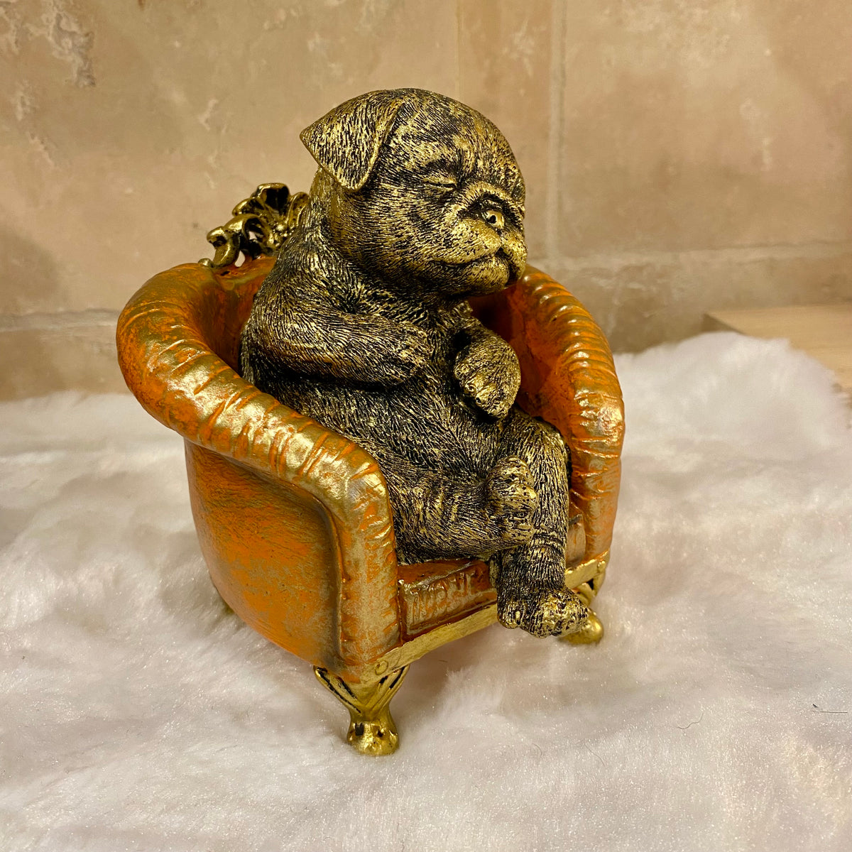 Figurine Carlin sur fauteuil orange et doré – Style baroque chic