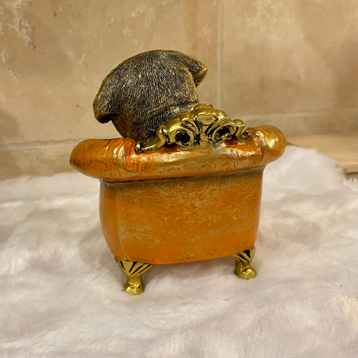 Figurine Carlin sur fauteuil orange et doré – Style baroque chic