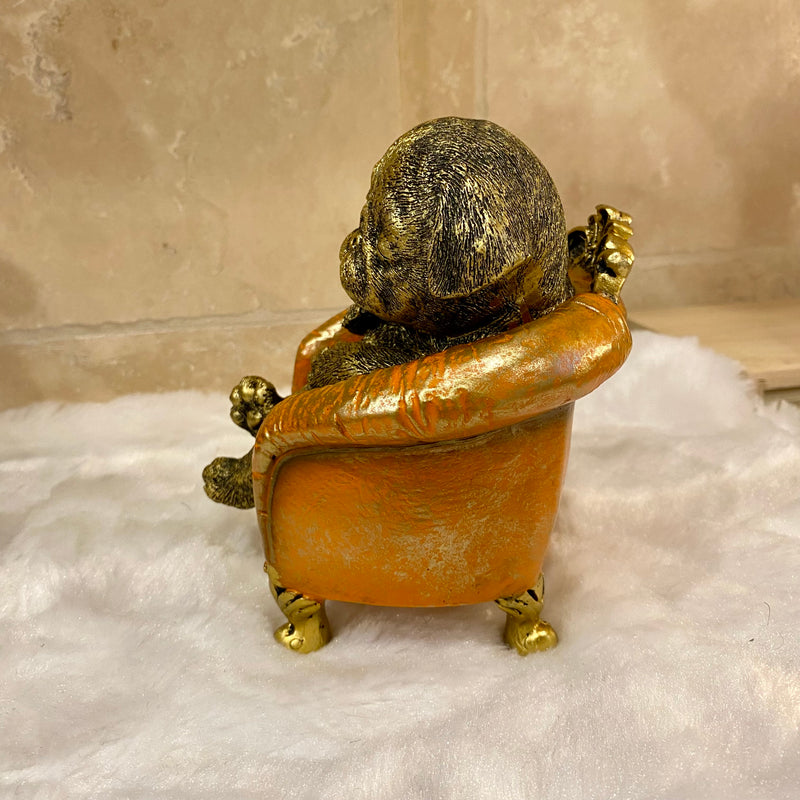 Figurine Carlin sur fauteuil orange et doré – Style baroque chic