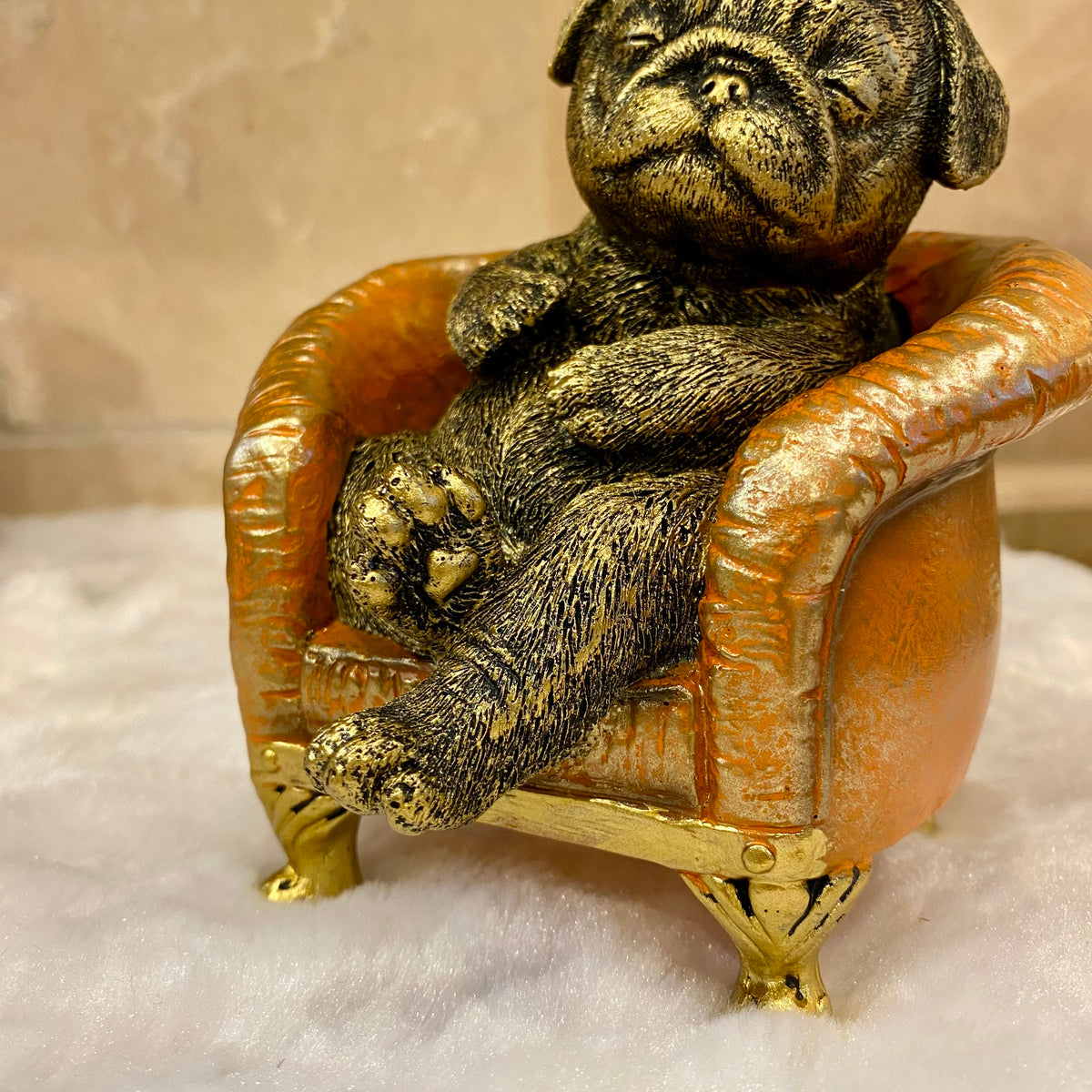 Figurine Carlin sur fauteuil orange et doré – Style baroque chic