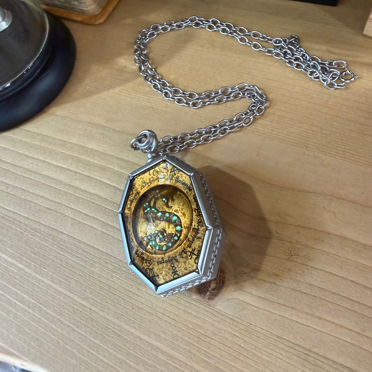 Médaillon de Salazar Serpentard – Réplique Officielle Harry Potter – Horcruxe de Voldemort – Noble Collection