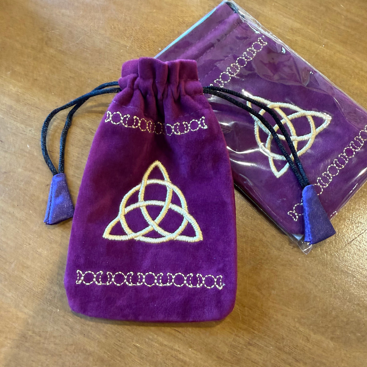 Pochon velours violet symbole Triquetra – Pochette ésotérique