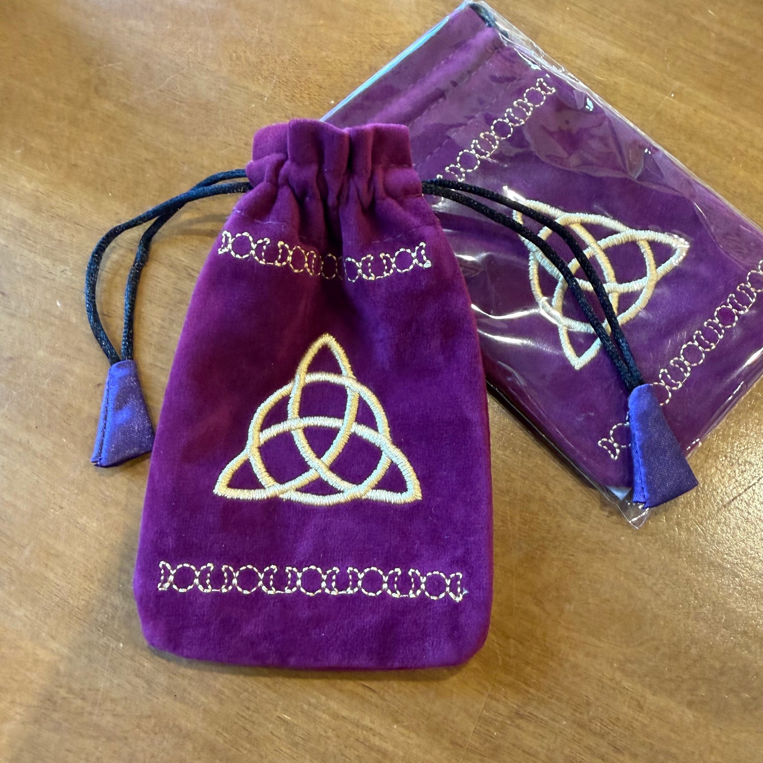 Pochon velours violet symbole Triquetra – Pochette ésotérique