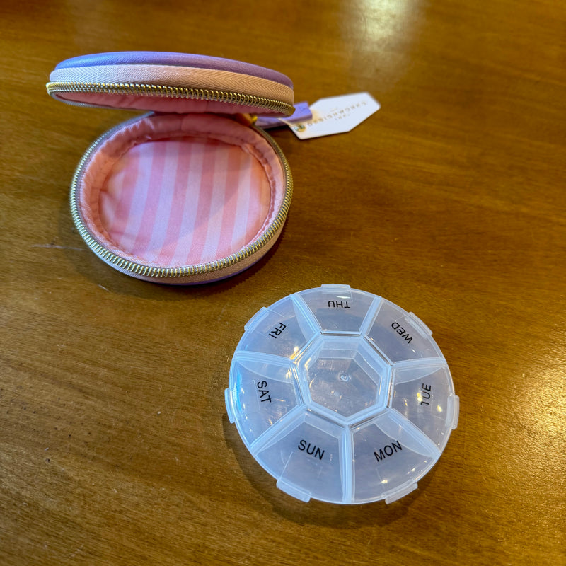 Pilulier de voyage violet floral – Étui compact en cuir végétalien