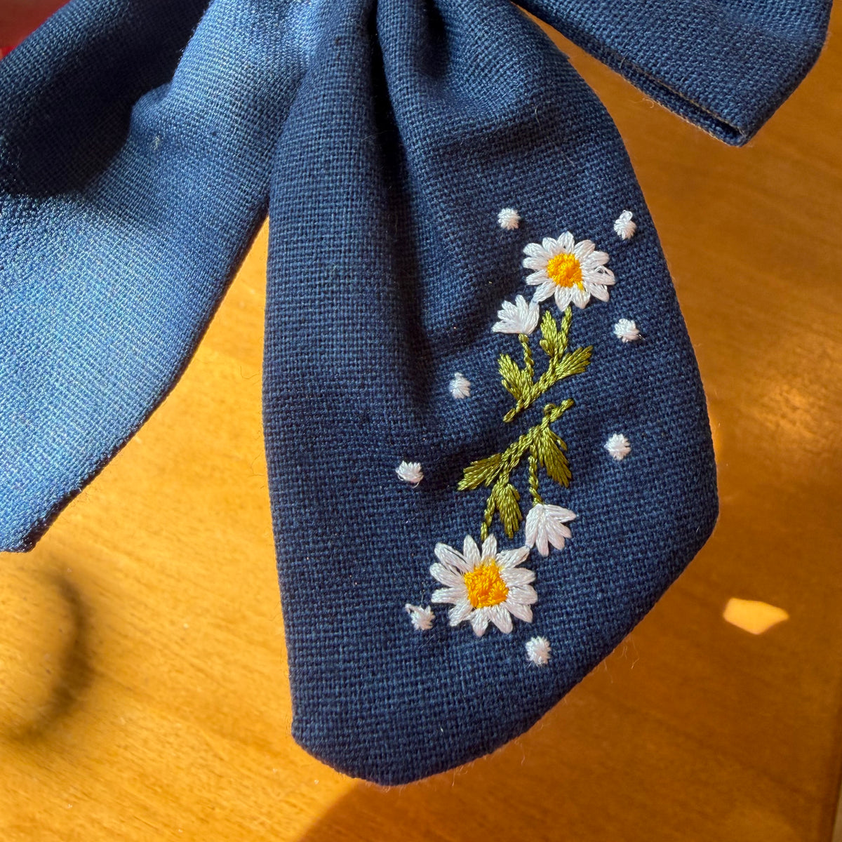 Pince à cheveux nœud bleu fleuri