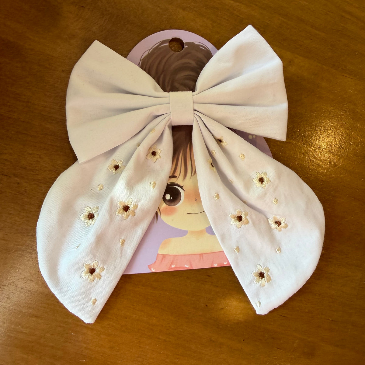 Pince à cheveux nœud blanc brodé – Fleurs délicates
