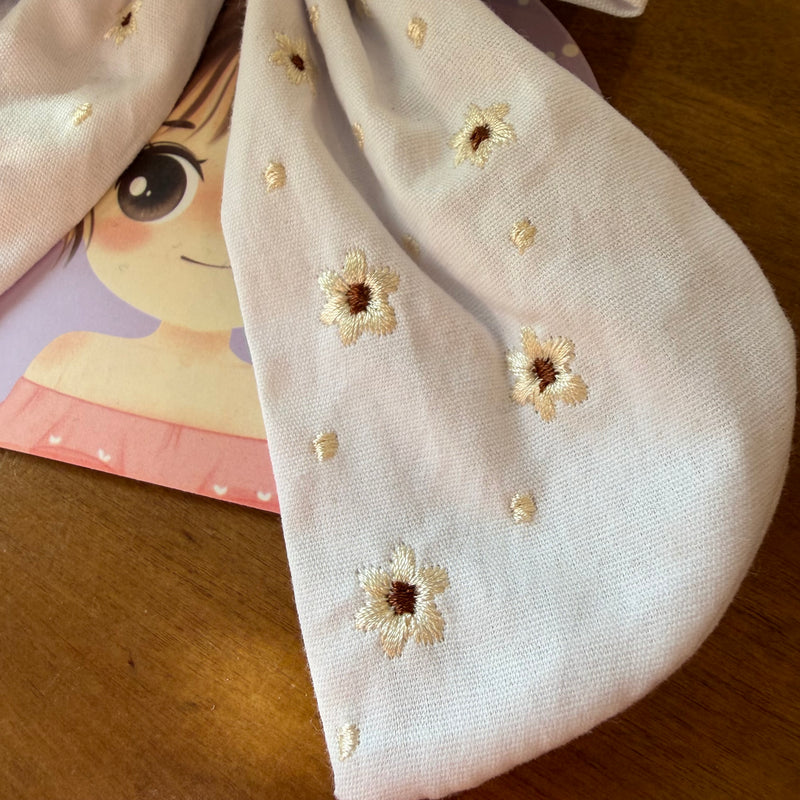 Pince à cheveux nœud blanc brodé – Fleurs délicates