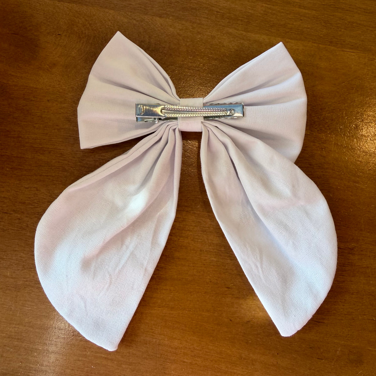 Pince à cheveux nœud blanc brodé – Fleurs délicates