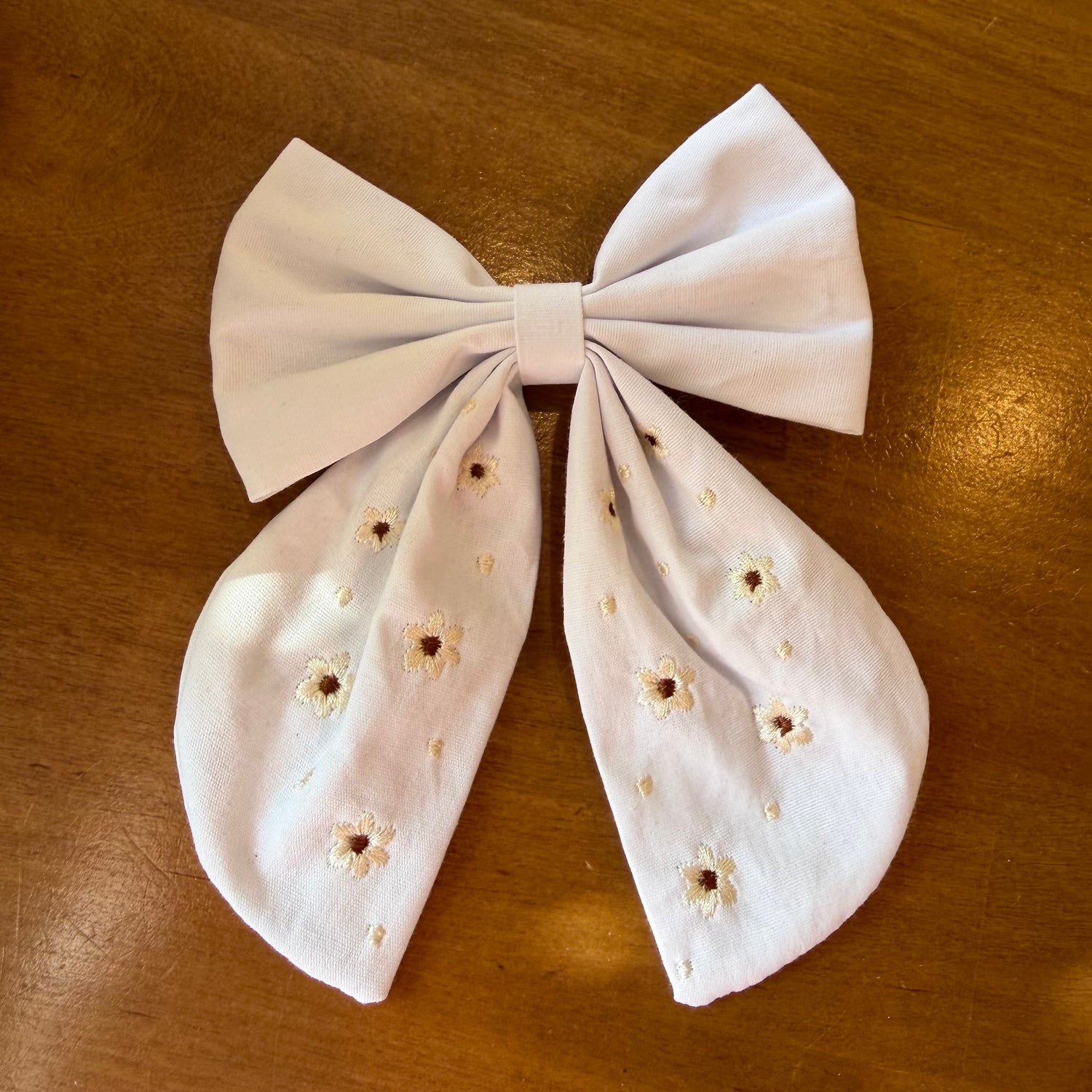 Pince à cheveux nœud blanc brodé – Fleurs délicates