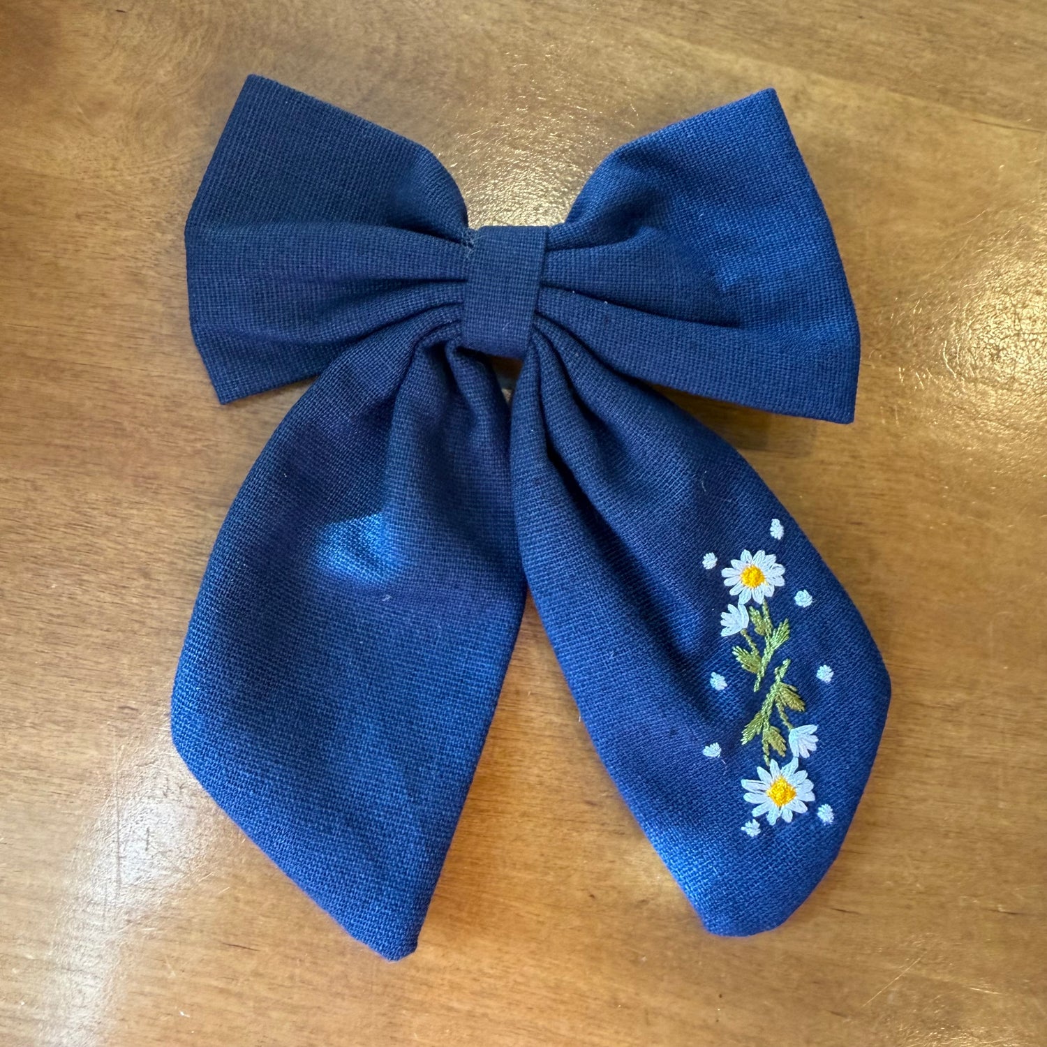 Pince à cheveux nœud bleu fleuri