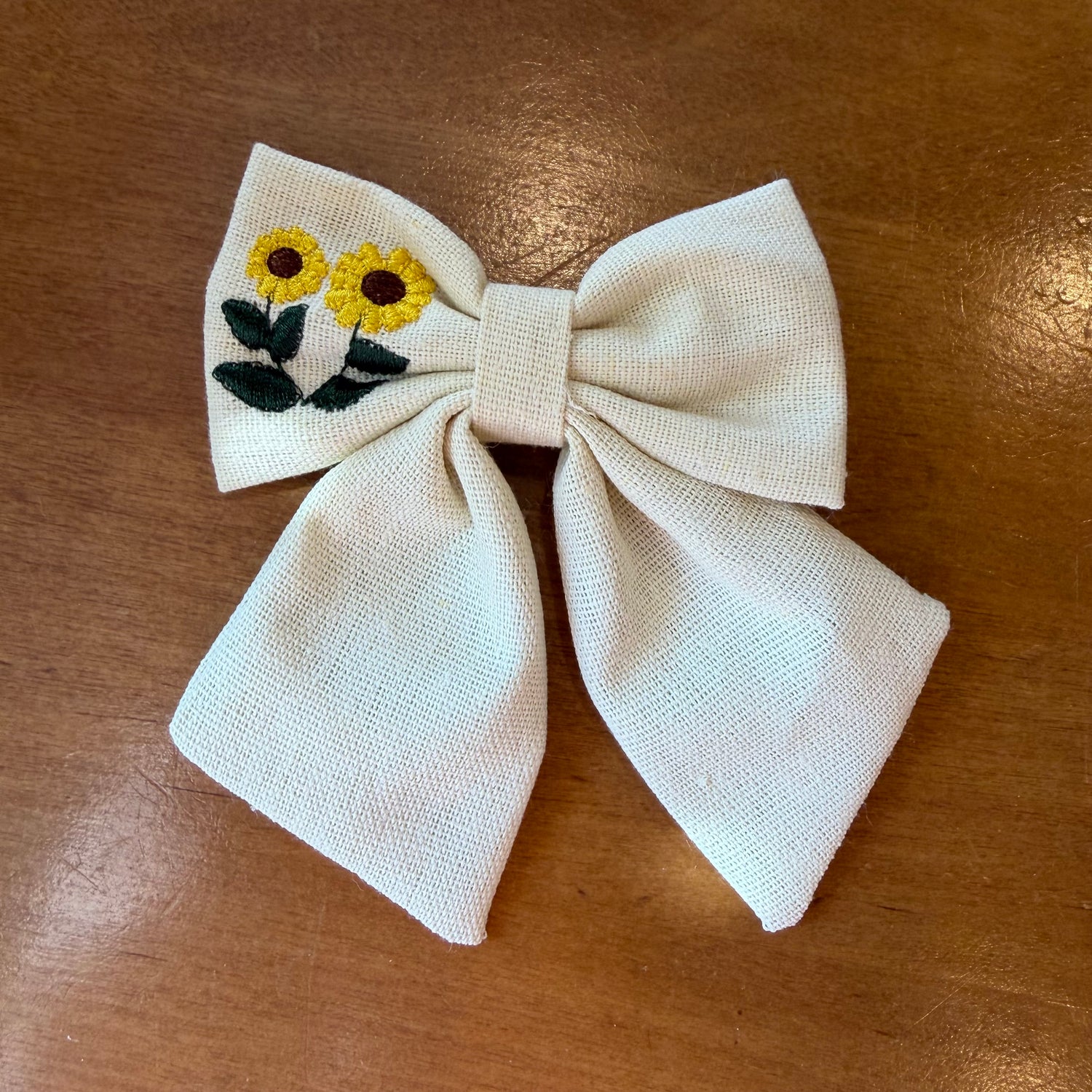 Pince à cheveux nœud écru brodé tournesol