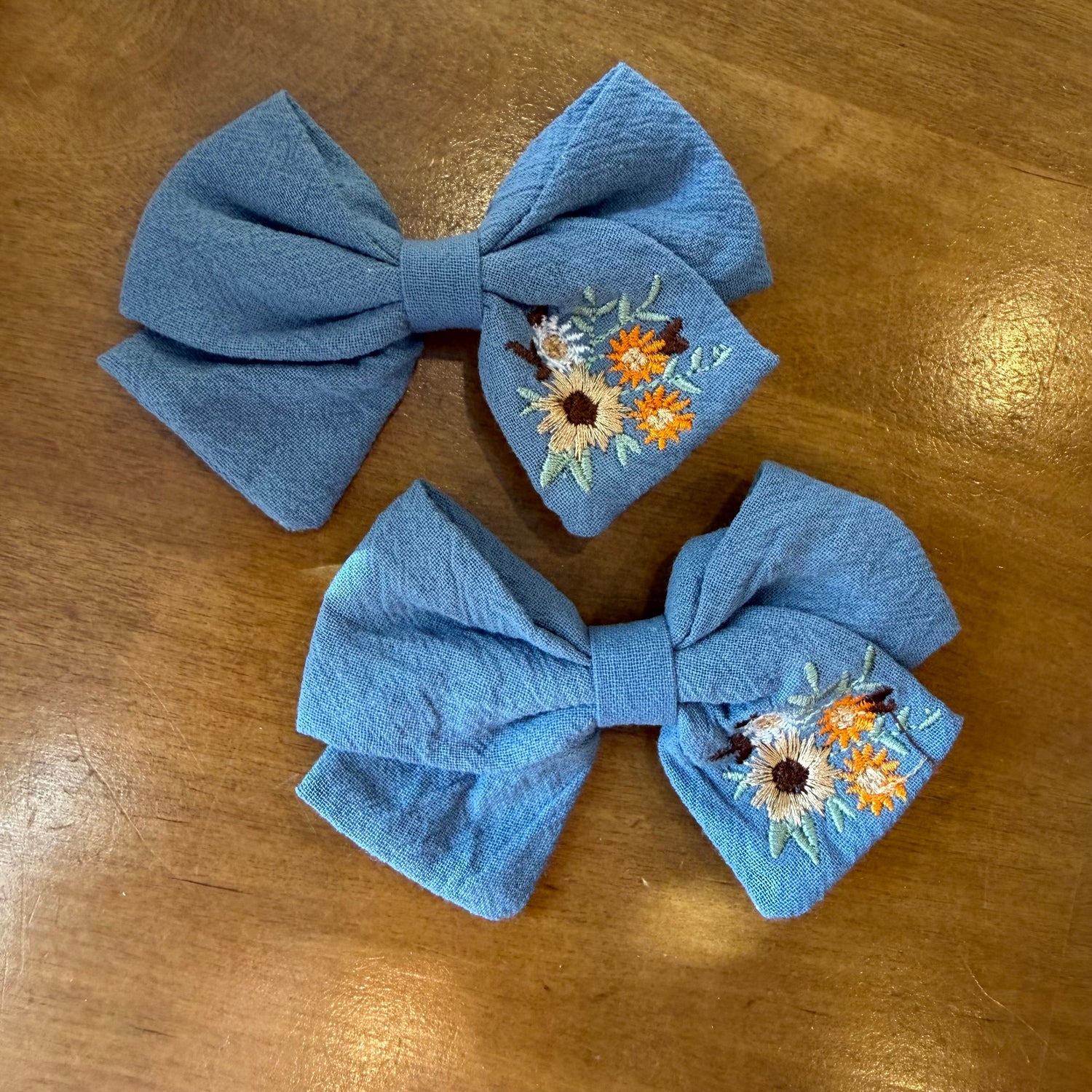 Lot de 2 pinces à cheveux nœud bleu brodé