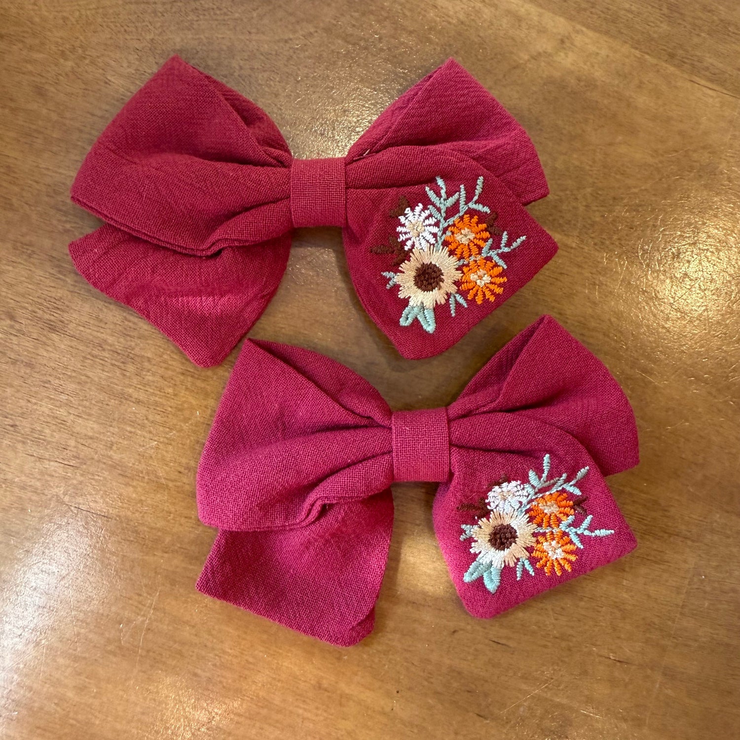 Lot de 2 pinces à cheveux nœud rouge brique brodé