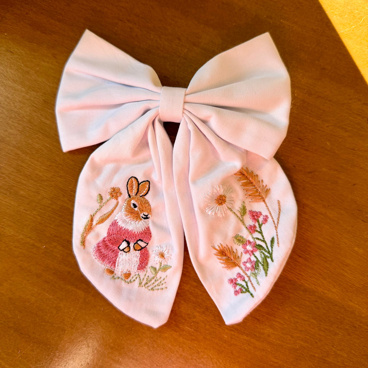 Pince à cheveux nœud blanc brodé lapin