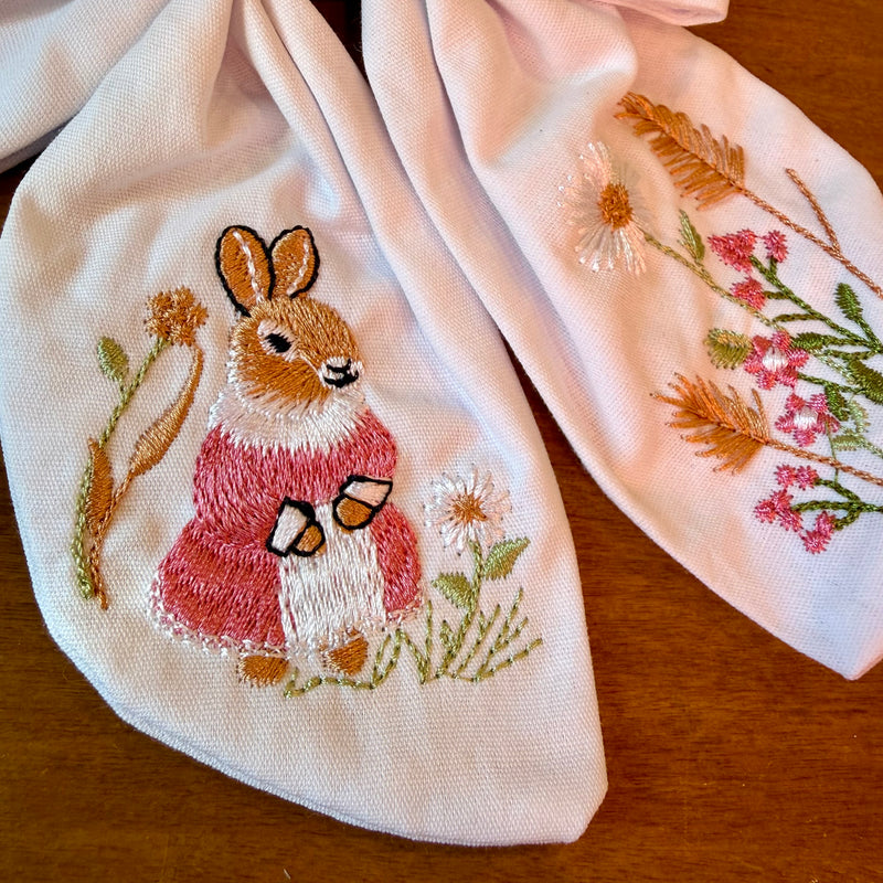 Pince à cheveux nœud blanc brodé lapin