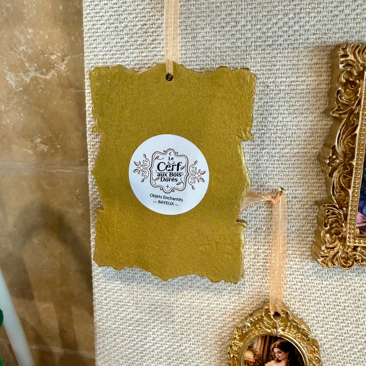 ARTISANAT Cadre suspendu Pocahontas – Le Cerf aux Bois Dorés