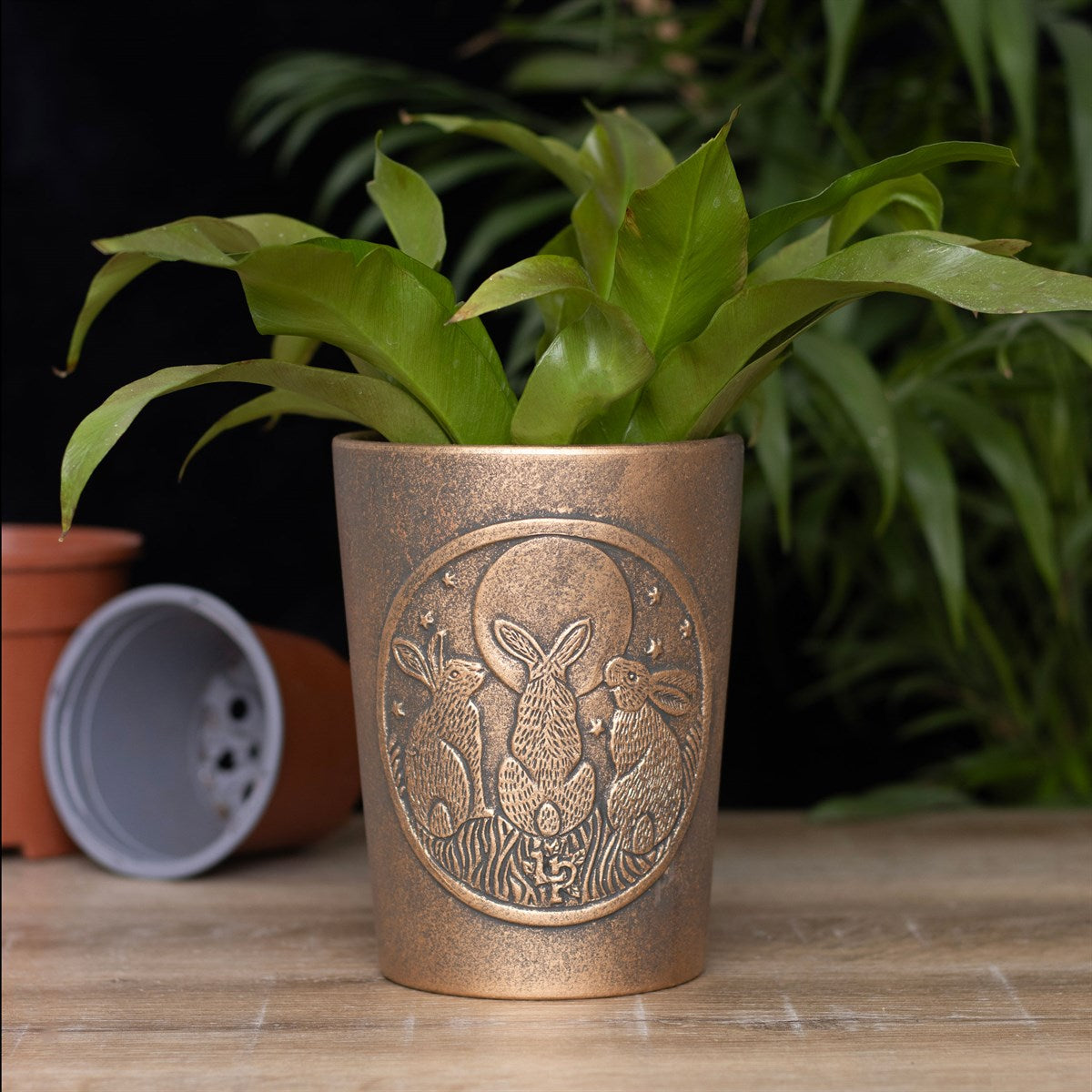 Pot de Fleurs Trois Lièvres en Terre Cuite Effet Bronze – Cache-Pot Mystique
