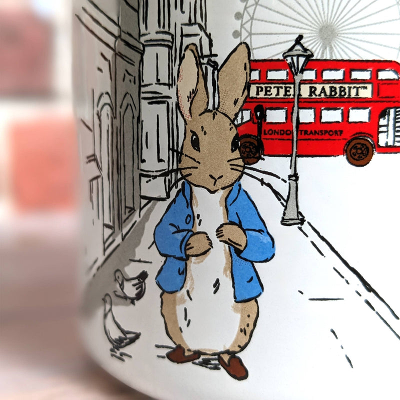 Zoom sur détails de la tasse Peter Rabbit à Londres