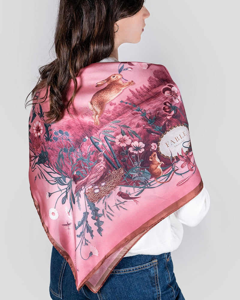 Foulard Fable England – Aube rose & univers bucolique, faune et flore délicates