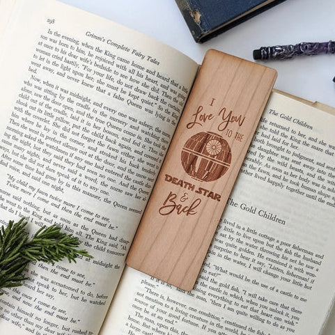 Marque-page en bois gravé “I Love You to the Death Star & Back”