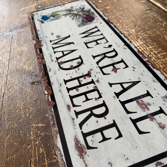 Plaque métal Alice au Pays des Merveilles – “We’re All Mad Here” – 2 formats