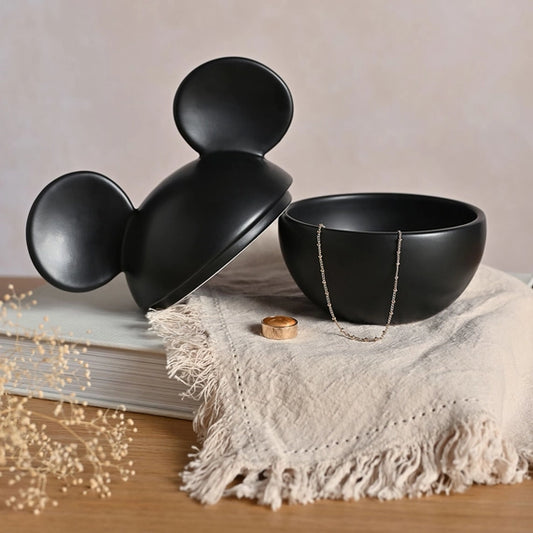 Boite noire en ceramique, en forme de tete de Mickey, ouverte, avec un collier et une bague