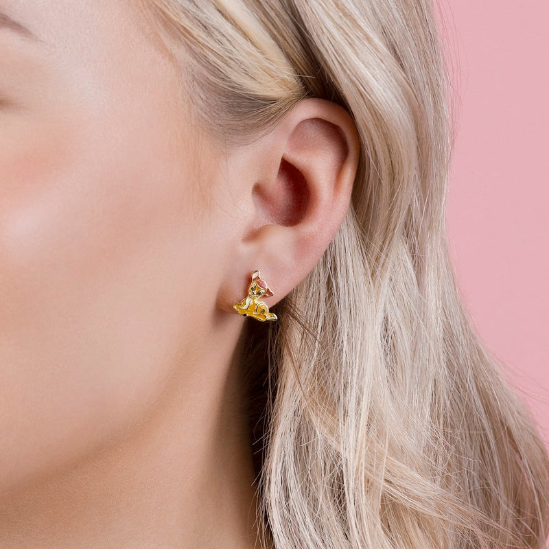 Boucles d'oreilles Bambi en plaqué or emaillé Disney sur un mannequin