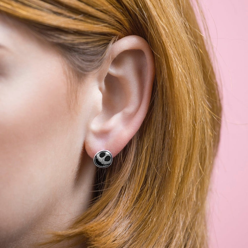 Boucles d'oreilles L'étrange noël de M Jack en plaqué argent Disney portées aux oreilles d'un mannequin