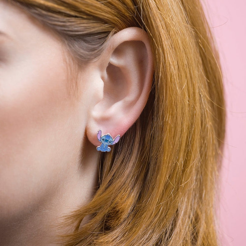 Boucles d'oreilles Stitch en plaqué argent Disney portées aux oreilles d'un mannequin