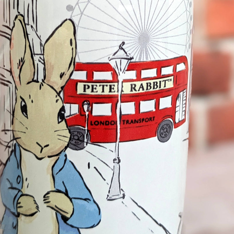 Zoom sur le bus de Londres sur la bouteille Peter Rabbit