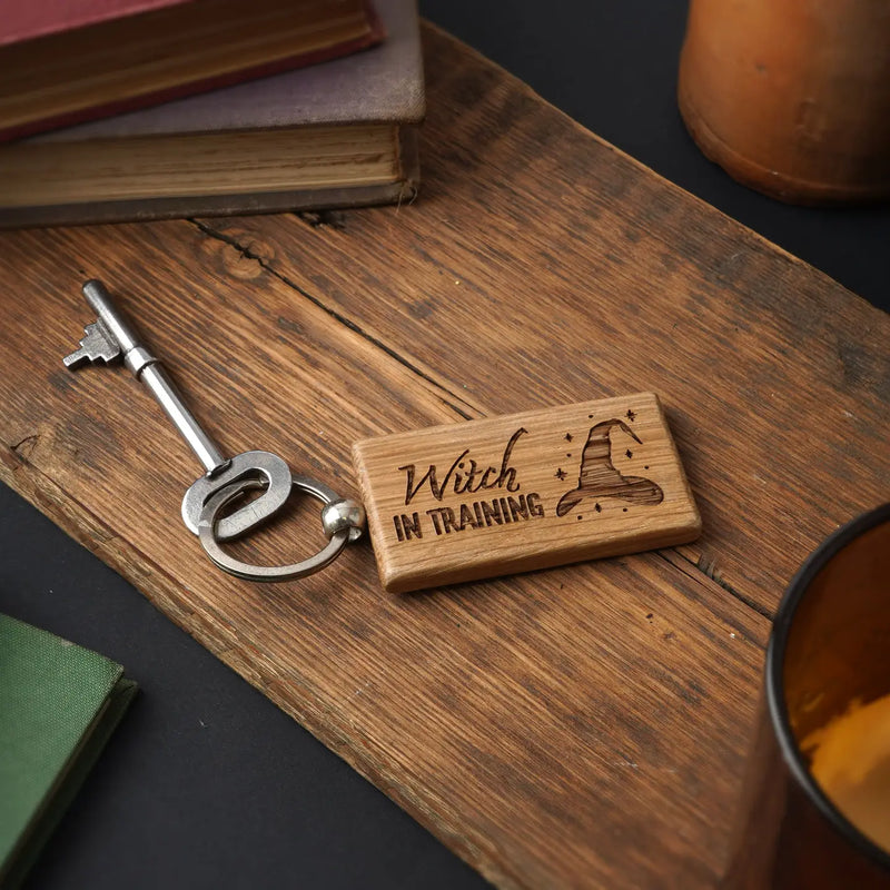 Porte-clés en bois gravé – “Witch in Training”