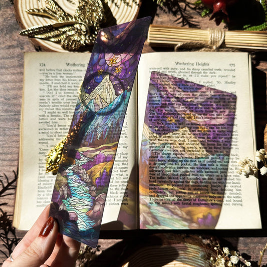 Marque-page vitrail – Montagne sous les étoiles – Collection Sonnet & Fable