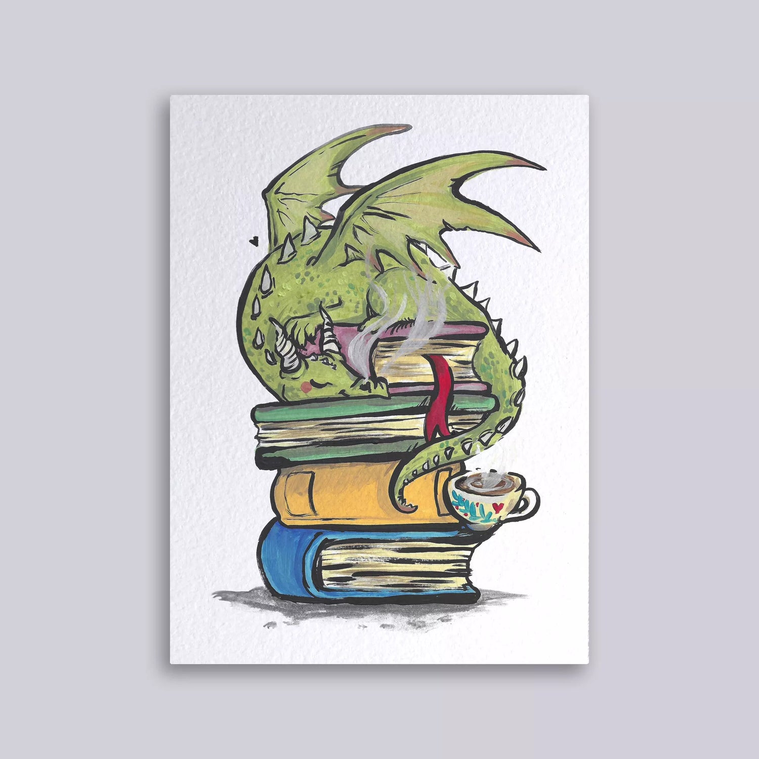 Carte postale d'un dragon dormant sur des livres avec une tasse de thé