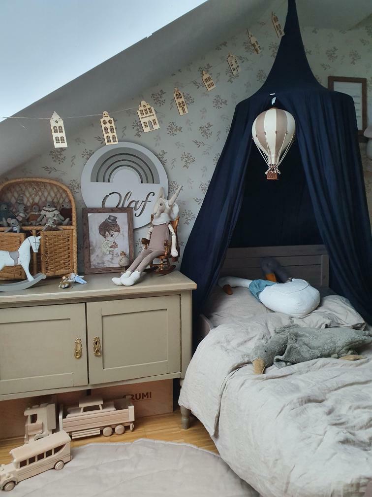 Montgolfière en tissu décorative suspendu au dessus d'un lit