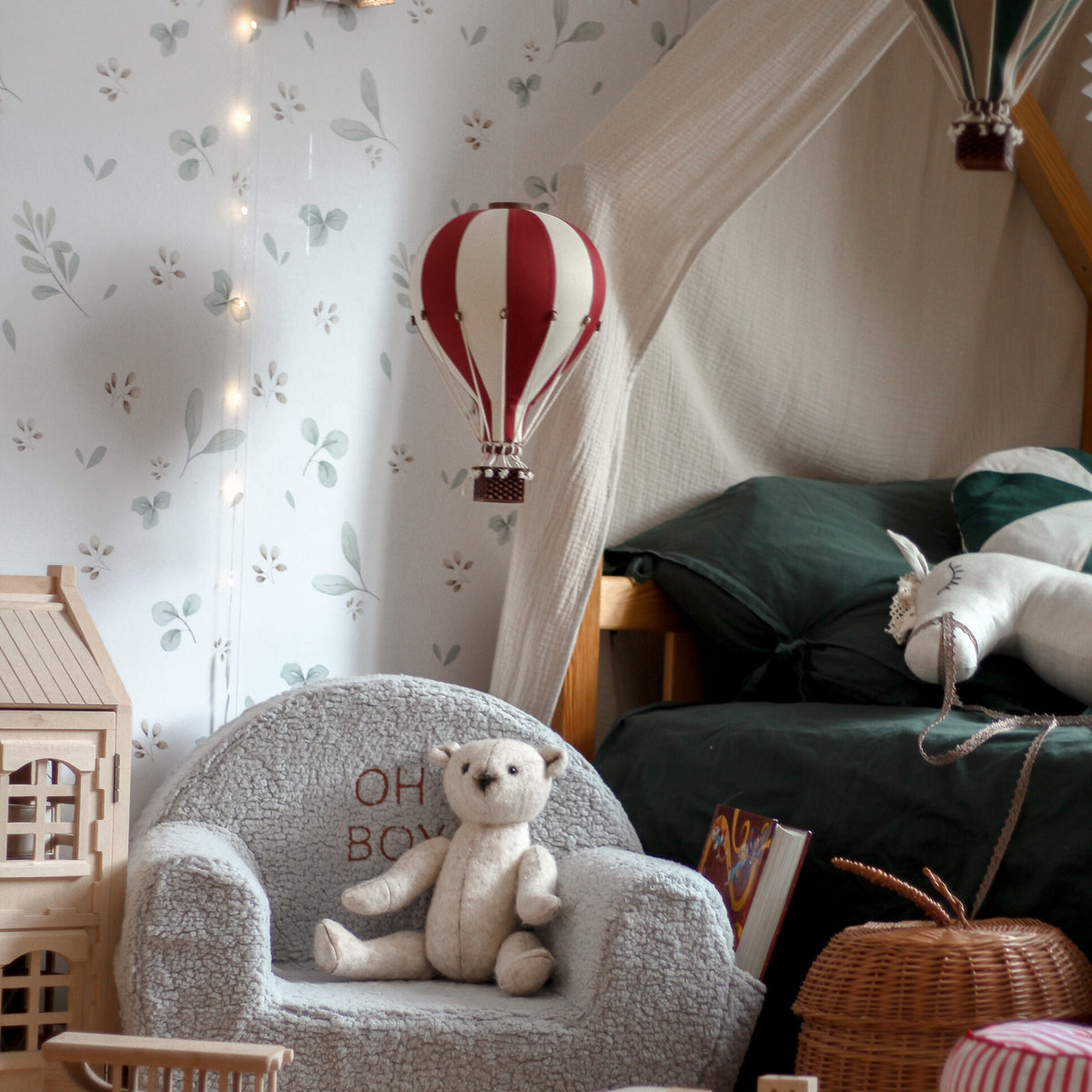 Montgolfière décorative rouge dans une chambre d'enfant