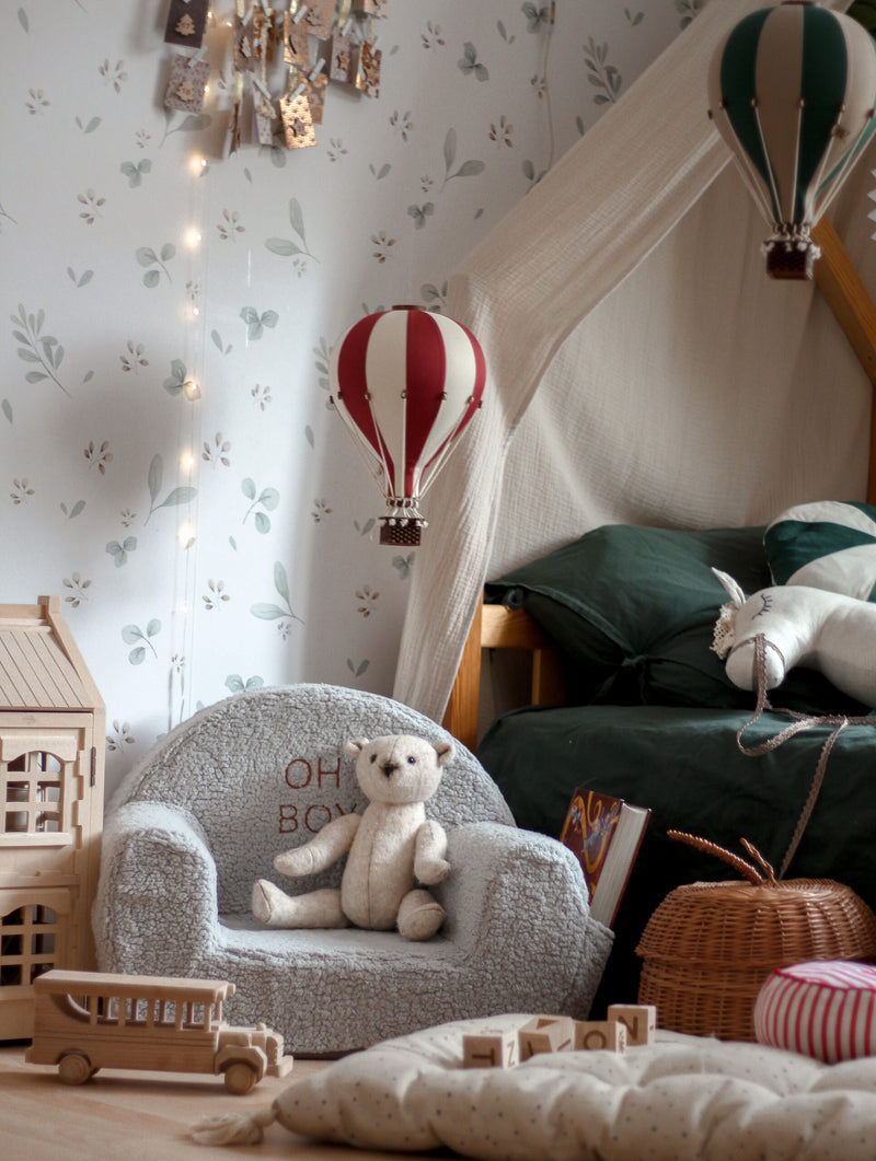 Montgolfière décorative rouge dans une chambre d'enfant