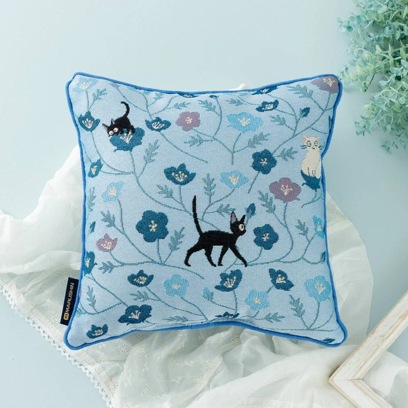 Coussin Jiji Fleur Bleue 30x30 cm – Kiki la Petite Sorcière Studio Ghibli