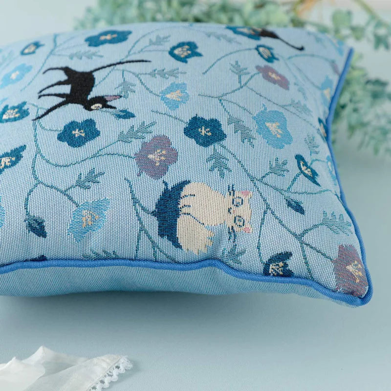 Coussin Jiji Fleur Bleue 30x30 cm – Kiki la Petite Sorcière Studio Ghibli