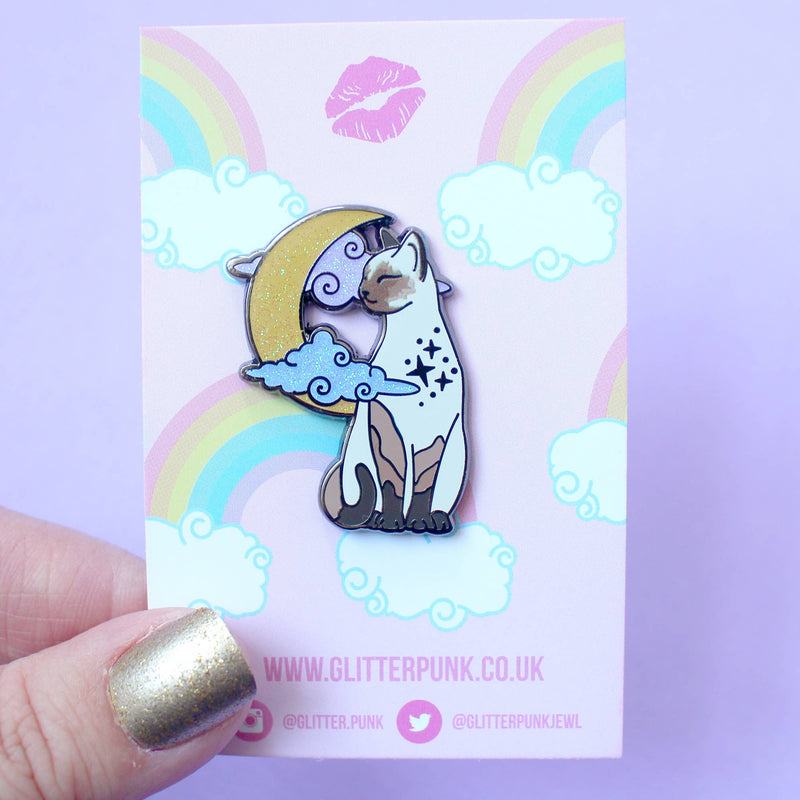 Pin’s Chat Siamois devant Lune Scintillante