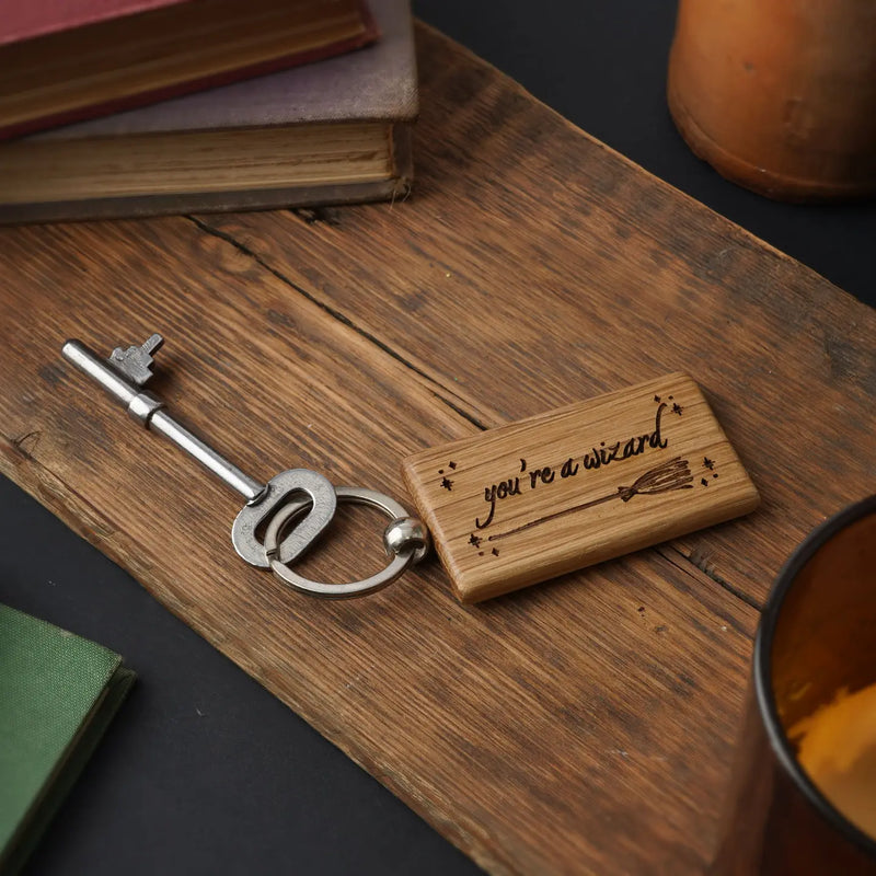 Porte-clés en bois gravé – “You’re a Wizard”