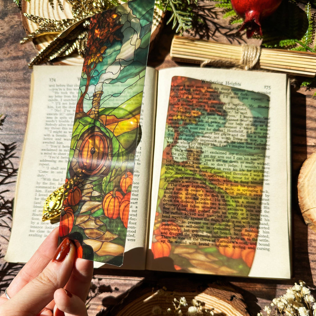 Marque-page vitrail – Maison ronde et citrouilles – Collection Sonnet & Fable