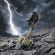 Figurine « Corbeau sur le Marteau de Thor »