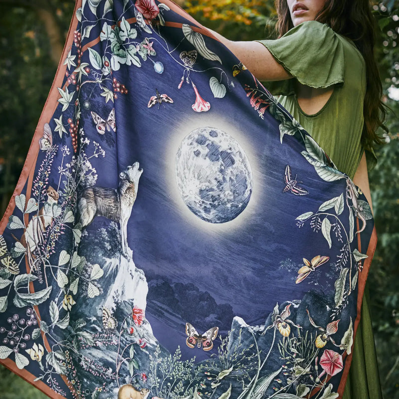 Foulard Fable England – Forêt au clair de lune, loup et végétation nocturne