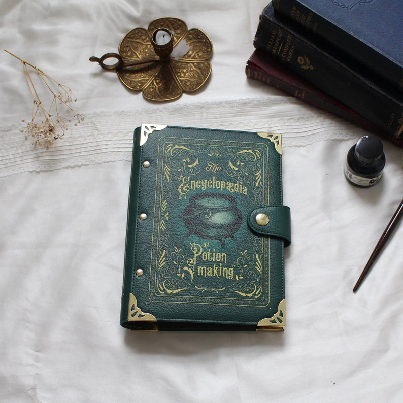 Carnet classeur L’Encyclopédie de la Fabrication de Potions – Journal rechargeable vert – Cuir vegan